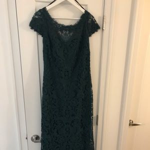 Tadashi Shoji Green scalloped gown size 10